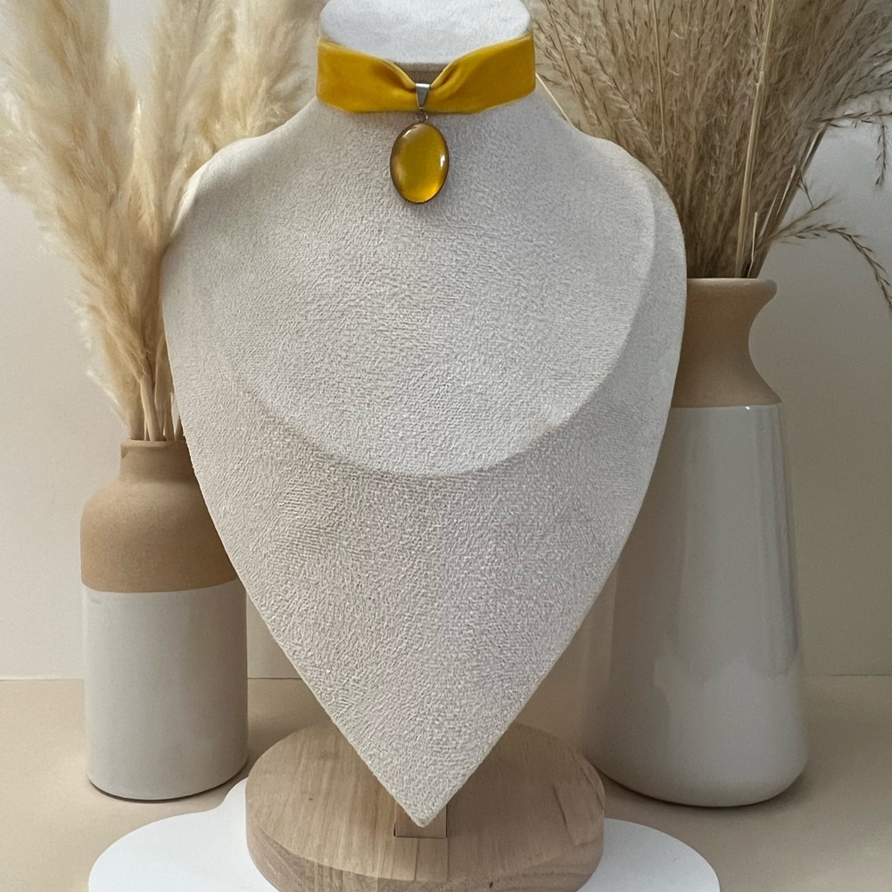 Handmade Po-Of-Color Statement Velvet Choker: Retro Choker Resin Pendant - Picture 13 of 16